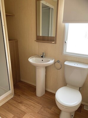 Bathroom - Wales Seaside Holiday Home with 3 bedrooms, pet (Rhyl)