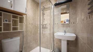 Douche, serviettes fournies