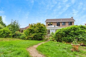 Exterior - House Sleeps 10 with Hot Tub and Parking (Slough)