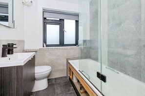 Bathroom - House Sleeps 10 with Hot Tub and Parking (Slough)