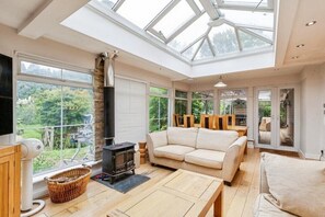 Living area - House Sleeps 10 with Hot Tub and Parking (Slough)