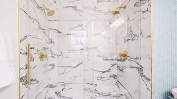 Douche, sèche-cheveux, serviettes fournies