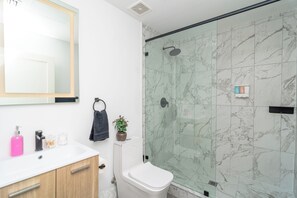 Douche, sèche-cheveux, serviettes fournies, savon
