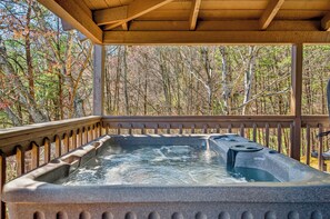 Outdoor spa tub - Breathtaking Panoramic Views, Minutes to Dollywood, Hot Tub, Arcade, Bears (Sevierville)
