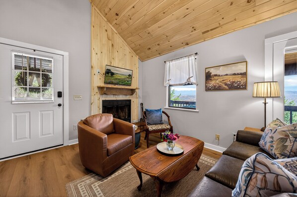 Living area - Breathtaking Panoramic Views, Minutes to Dollywood, Hot Tub, Arcade, Bears (Sevierville)