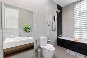 Casa, balcón, vista al resort | Baño | Amenidades de baño gratuitas, secadora de cabello, pantuflas, toallas 