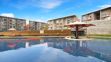 4 outdoor pools