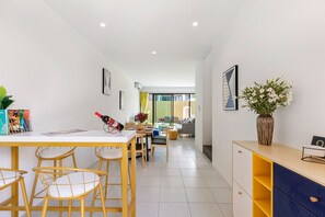 Un interior modern amb zona de menjador, saló i cuina.