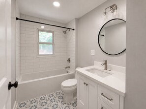 Shower, hair dryer, towels, soap - Cozy 4-bedroom house w/pool in East Brunswick (East Brunswick)