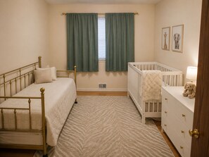 Iron/ironing board, WiFi, bed sheets - Cozy 4-bedroom house w/pool in East Brunswick (East Brunswick)