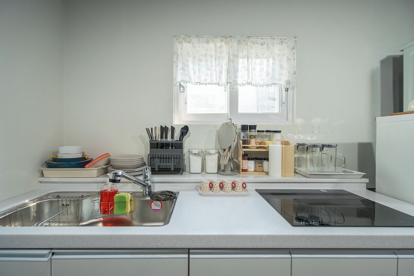 Microwave, cookware/dishes/utensils