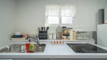 Microwave, cookware/dishes/utensils