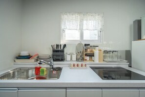 Microondas y utensilios de cocina