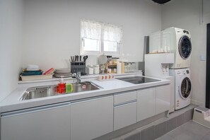 Mikroaaltouuni, keittoastiat/astiat/ruokailuvälineet