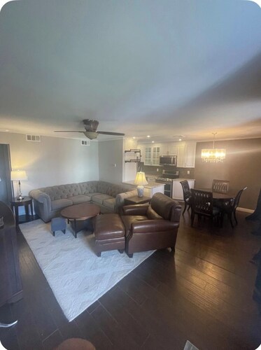 Fabulous condo with AC in the heart of Clifton, 8 mins to Giant’s Stadium