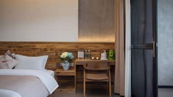 Espacio para trabajar con laptop y cortinas blackout