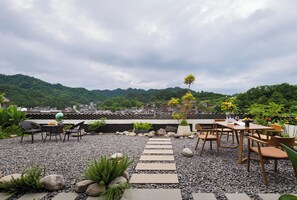 Outdoor dining - Yuechuang Banshandu Homestay (Fenghuang)