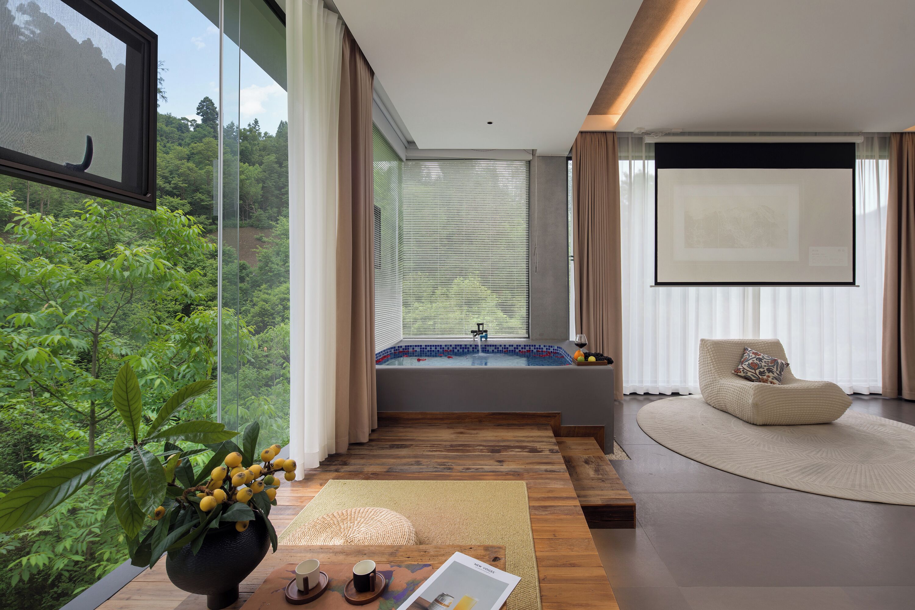 Espacio para trabajar con laptop y cortinas blackout 