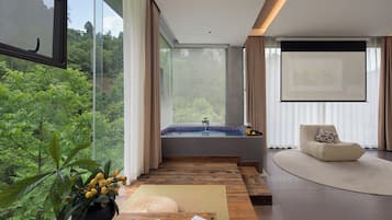 Espacio para trabajar con laptop y cortinas blackout
