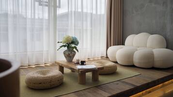Espacio para trabajar con laptop y cortinas blackout
