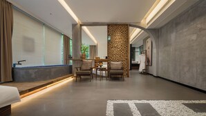 Suite de lujo, balcón, vistas a la colina | Espacio para trabajar con un portátil y cortinas opacas