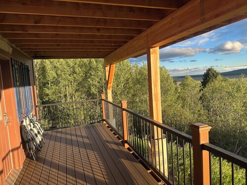 Amazing deck views overlooking Henry’s Lake 2 double beds full bath/washer/dryer