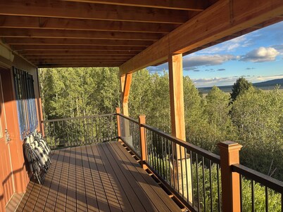 Amazing deck views overlooking Henry’s Lake 2 double beds full bath/washer/dryer
