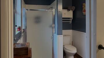 Douche, séchoir à cheveux, serviettes fournies, savon