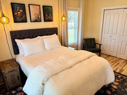 Historic Charm, Modern Comfort Close to Downtown with AC Family and Pet Friendly