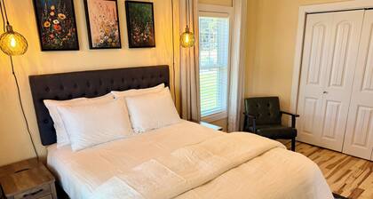 Historic Charm, Modern Comfort Close to Downtown with AC Family and Pet Friendly