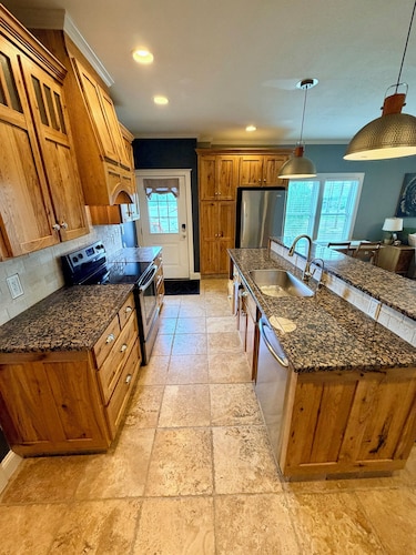Historic Charm, Modern Comfort Close to Downtown with AC Family and Pet Friendly