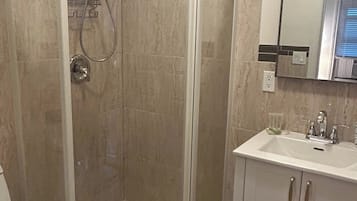 Douche, sèche-cheveux, serviettes fournies, savon