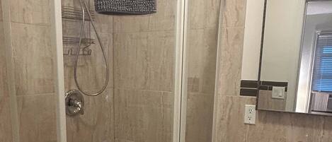Dusche, Haartrockner, HandtĂŒcher, Seife