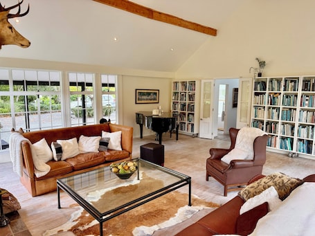 Smart TV. English country estate lodge, in secluded parklike grounds.