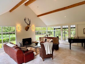 Smart TV - English country estate lodge, in secluded parklike grounds. (Clevedon)