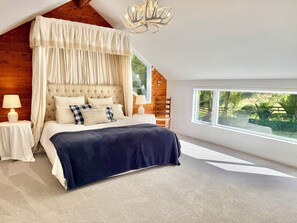 Room - English country estate lodge, in secluded parklike grounds. (Clevedon)