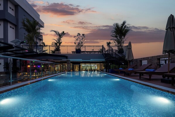 Outdoor pool - Amana Hotel Phnom Penh (Phnom Penh)