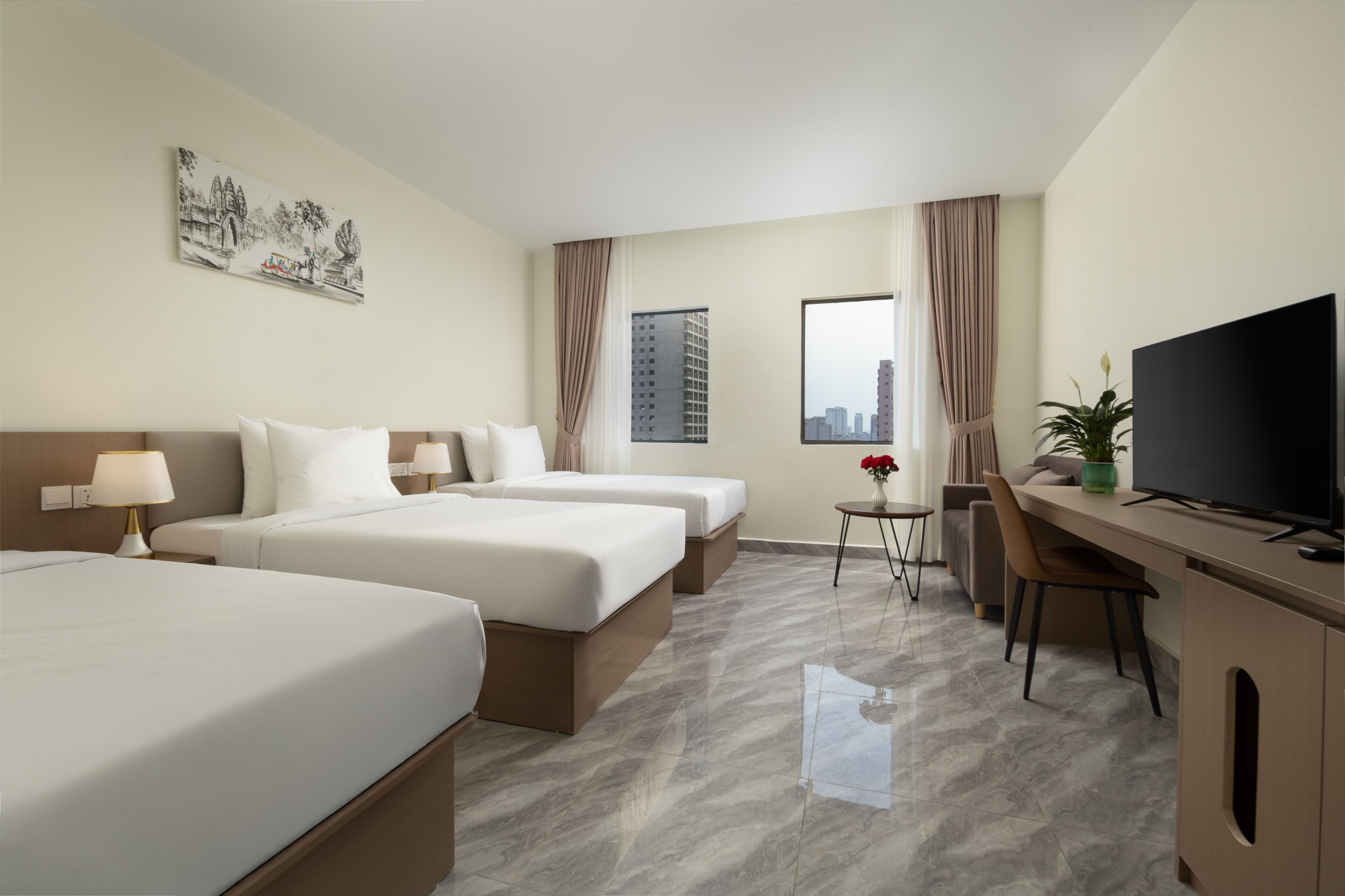 Habitación de hotel con dos camas, un escritorio, un televisor y una ventana con vistas a la ciudad.