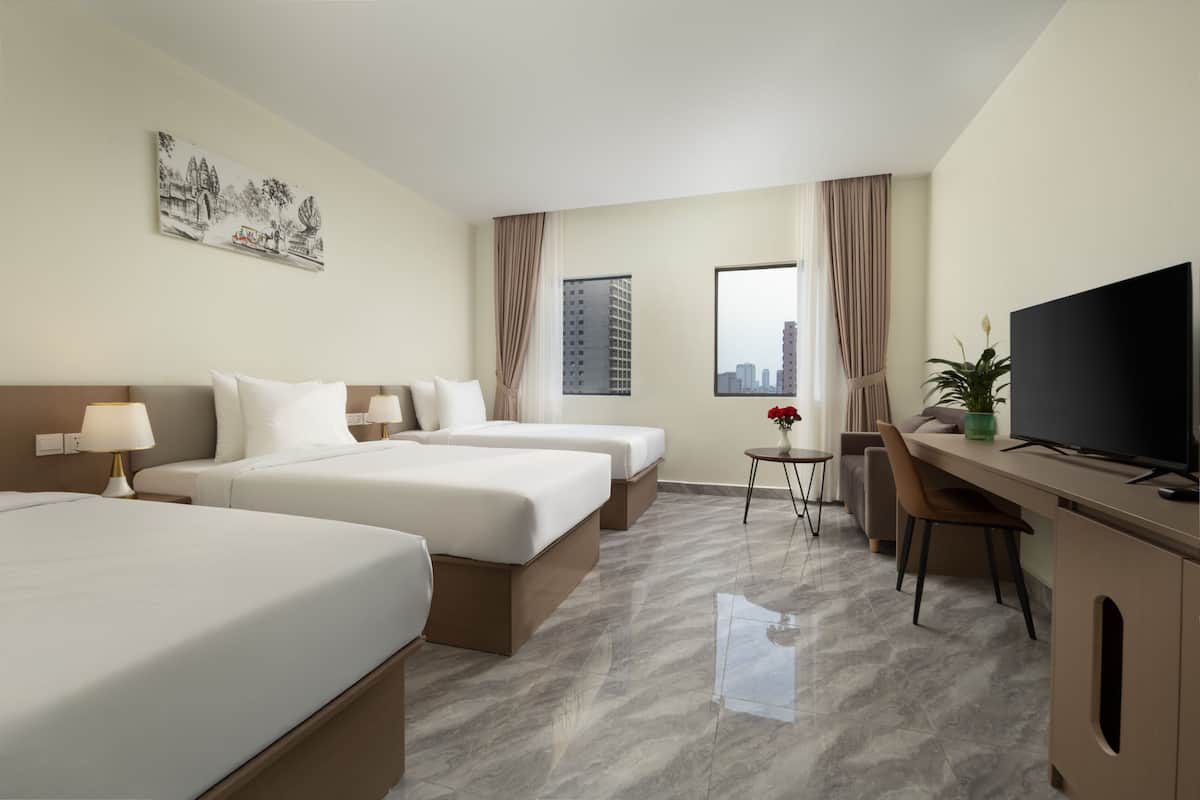 Deluxe Triple Room | In-room safe, desk, laptop workspace, soundproofing