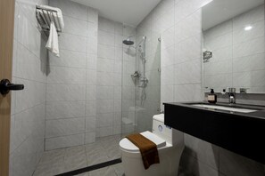 Habitación estándar doble, vistas a la ciudad | Baño | Ducha, secador de pelo, zapatillas y toallas