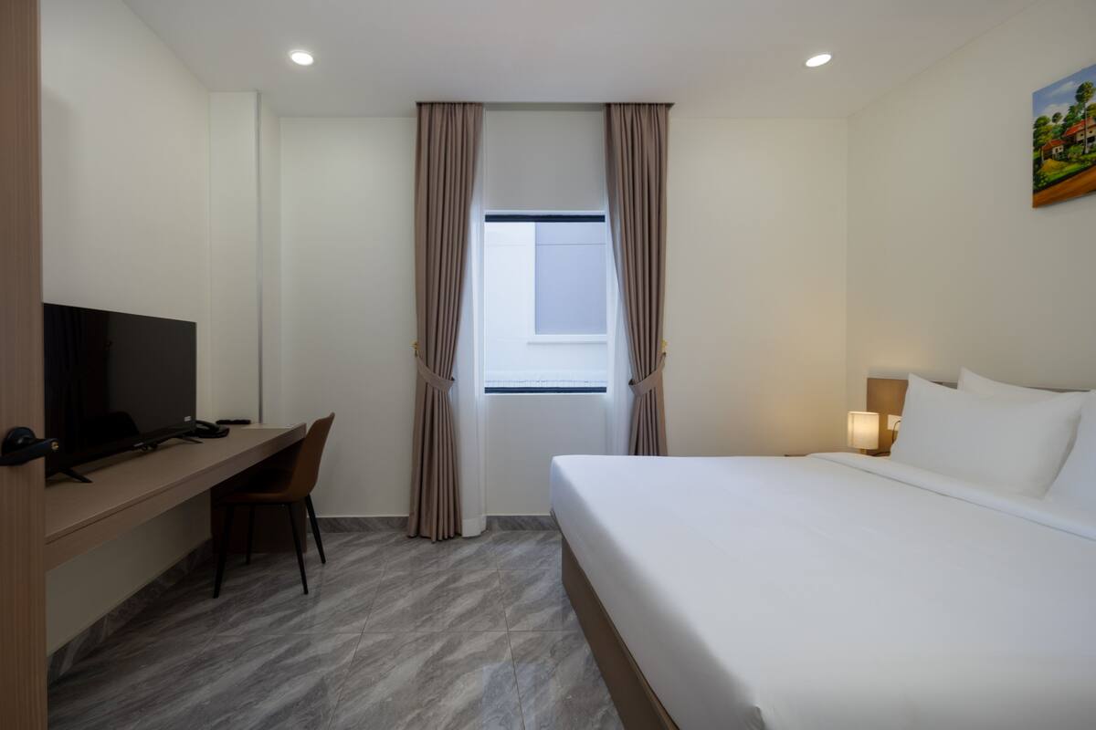 Junior Double Room | In-room safe, desk, laptop workspace, soundproofing