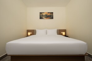 Standard Double Room, City View | In-room safe, desk, laptop workspace, soundproofing - Amana Hotel Phnom Penh (Phnom Penh)
