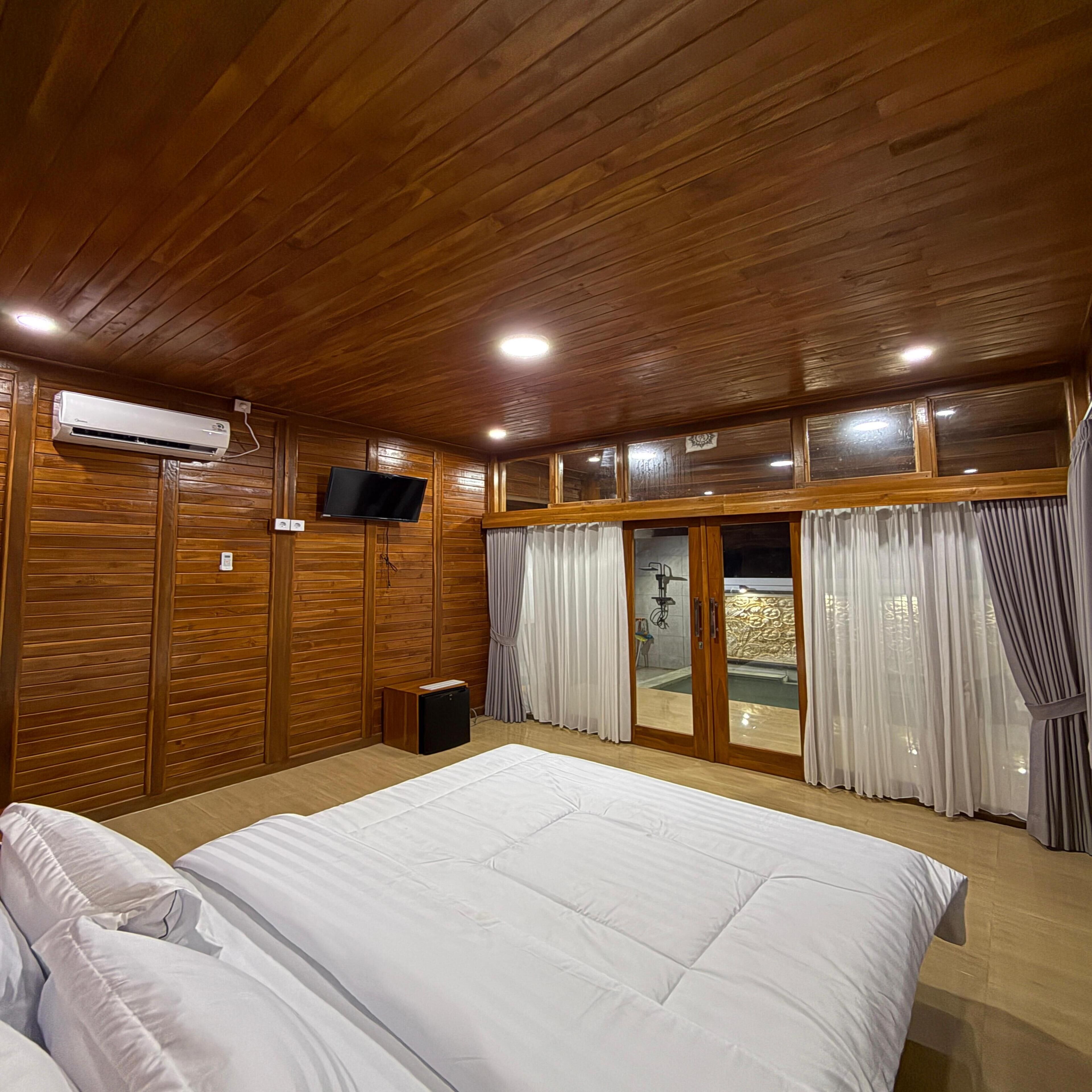 Kamar Double Deluks | Meja kerja dan seprai linen