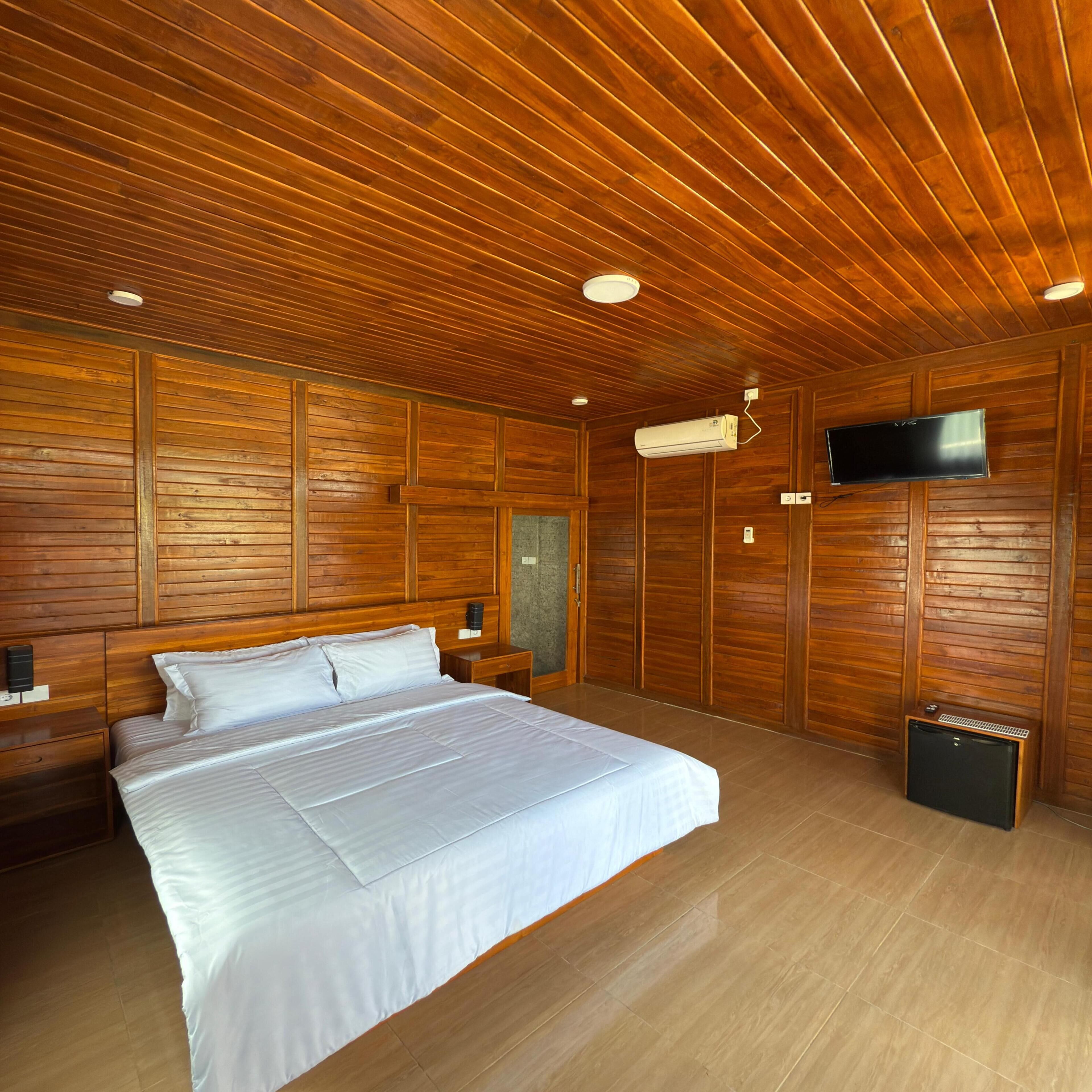 Deluxe Double Room | Desk