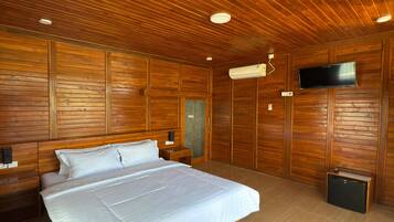 Deluxe Double Room | Desk