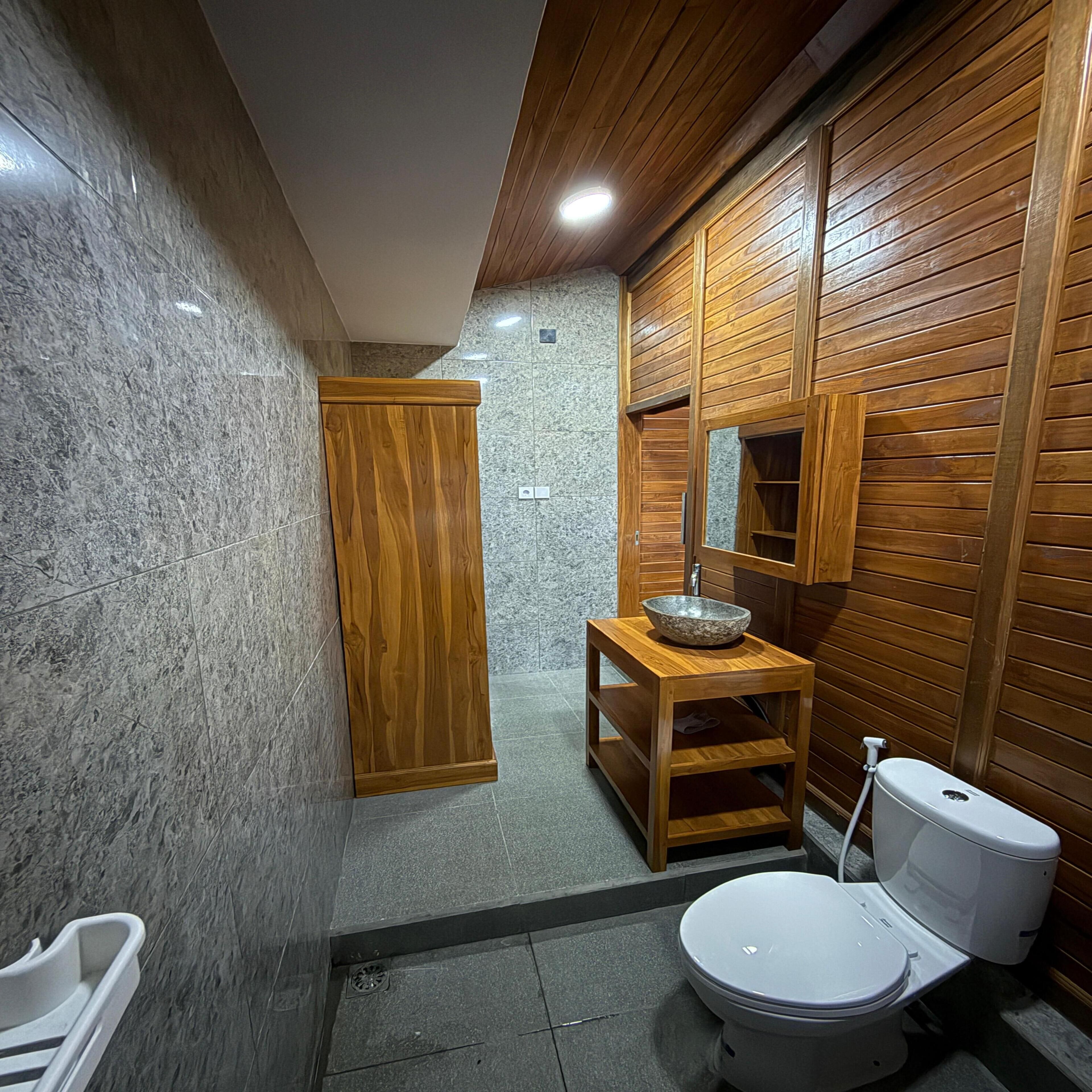 Deluxe Double Room | Bathroom | Shower, free toiletries, towels, soap