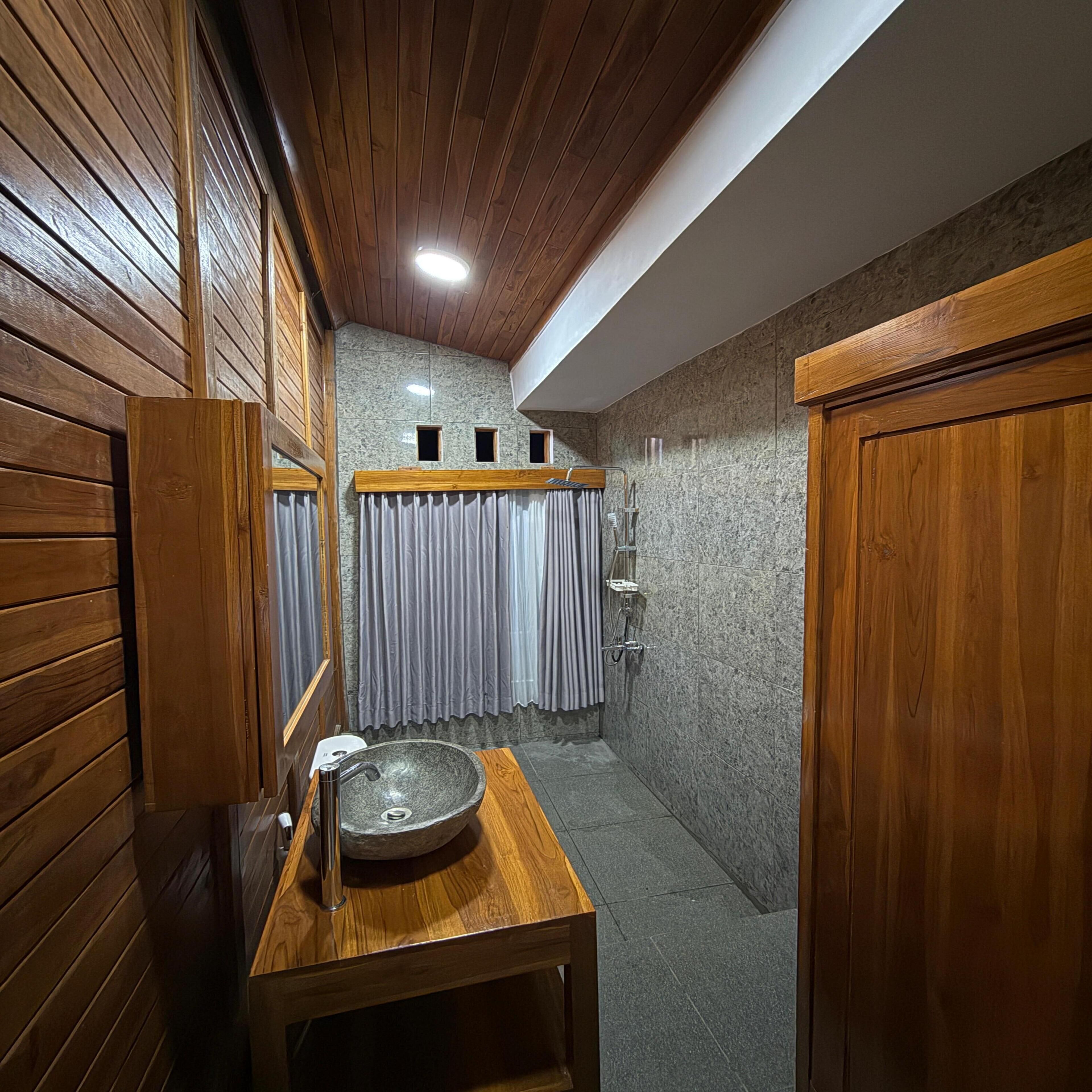 Deluxe-Doppelzimmer | Badezimmer | Dusche, kostenlose Toilettenartikel, Handtücher, Seife