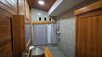 Deluxe-Doppelzimmer | Badezimmer | Dusche, kostenlose Toilettenartikel, Handtücher, Seife