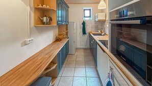 Kaffetrakter/tekoker, kjøleskap, mikrobølgeovn og kokeplater