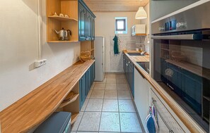 Wasserkocher mit Kaffee-/Teezubehör, Kühlschrank, Mikrowelle, Herdplatte